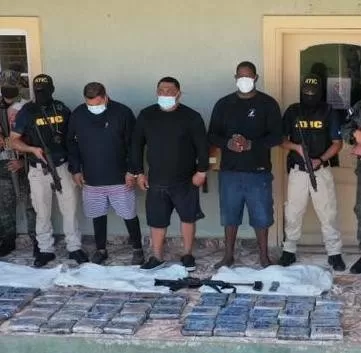En prisión continuarán tres isleños capturados con 93 kilos de cocaína en Roatán