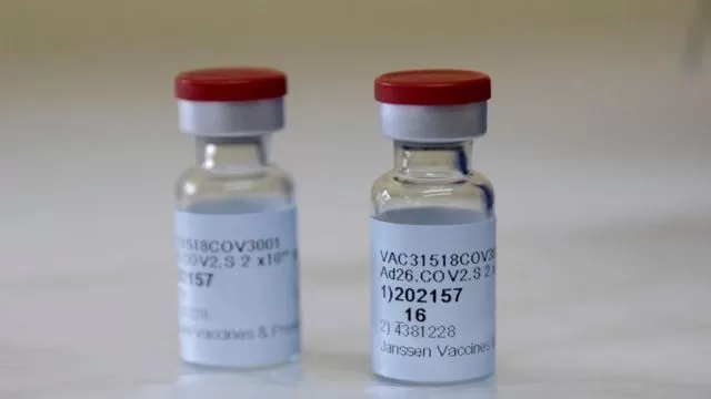 FDA recomienda suspender el uso de la vacuna Johnson y Johnson, tras 6 casos de trombosis en EE.UU.
