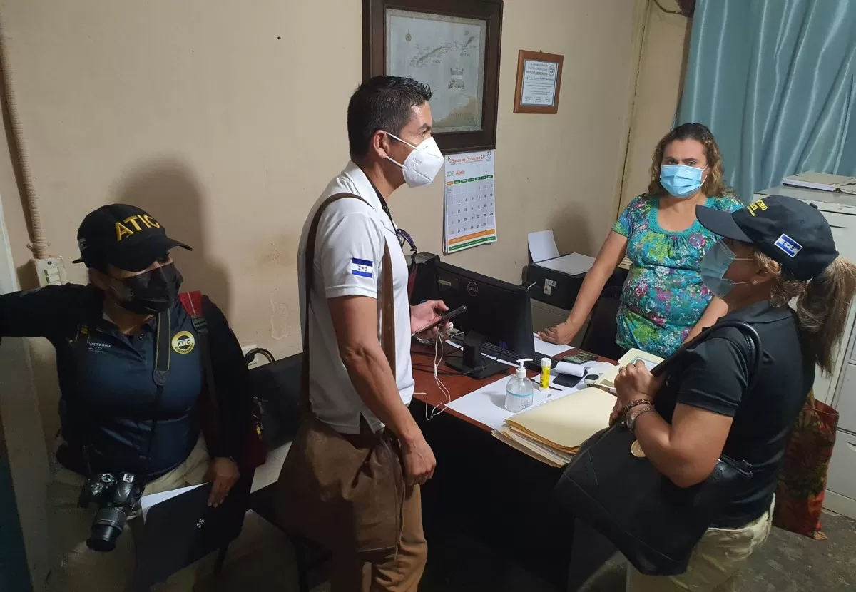 FETCCOP y ATIC investigan en municipalidad de Santos Guardiola supuesta inscripción fraudulenta de propiedades