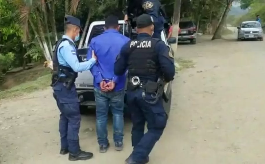Funcionarios policiales detienen a sospechoso de tráfico ilegal de personas