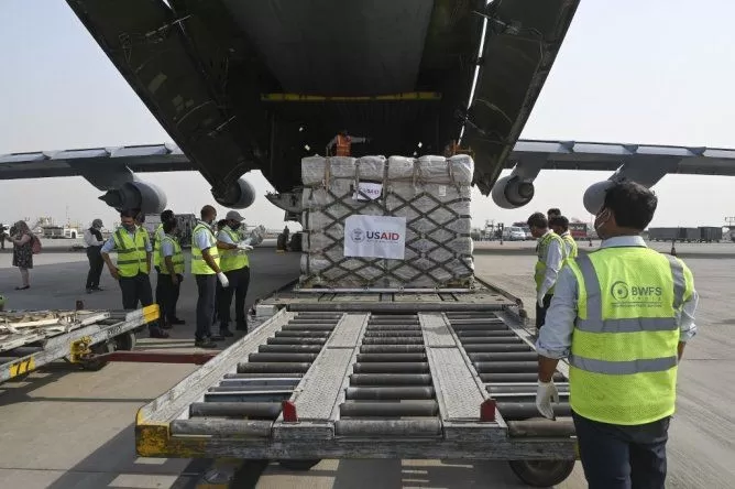 India recibe el primer cargamento de ayuda médica de EE.UU.
