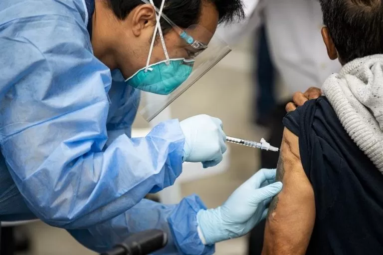 Los centros de vacunación contra el covid-19 en Florida retiran los límites de edad para inocular ciudadanos