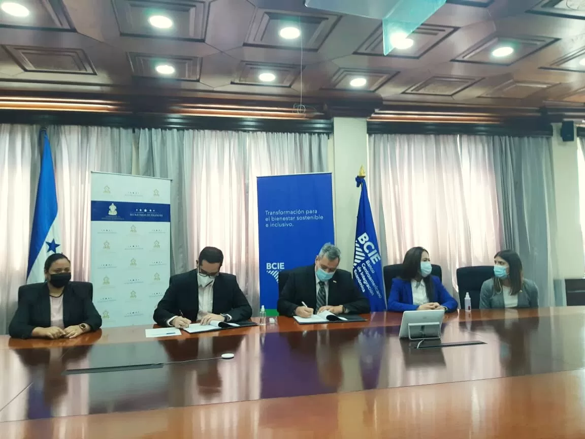 #LoUltimo El #BCIE y #Honduras firman convenio de cooperación técnica para financiar estudios de prefactibilidad de represa de Morolica