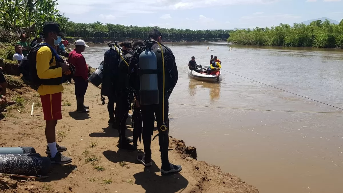 Miembros del cuerpo de bomberos rescatan el cuerpo sin vida de un hombre en Trujillo, Colón