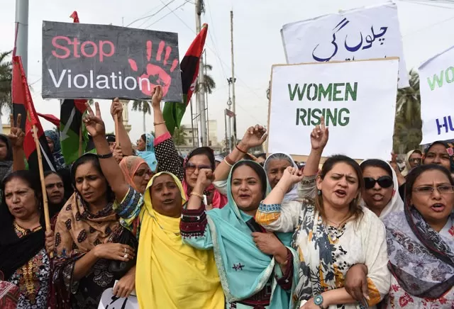 Ministro de Pakistán culpa a las mujeres por los aumentos de violación en el país