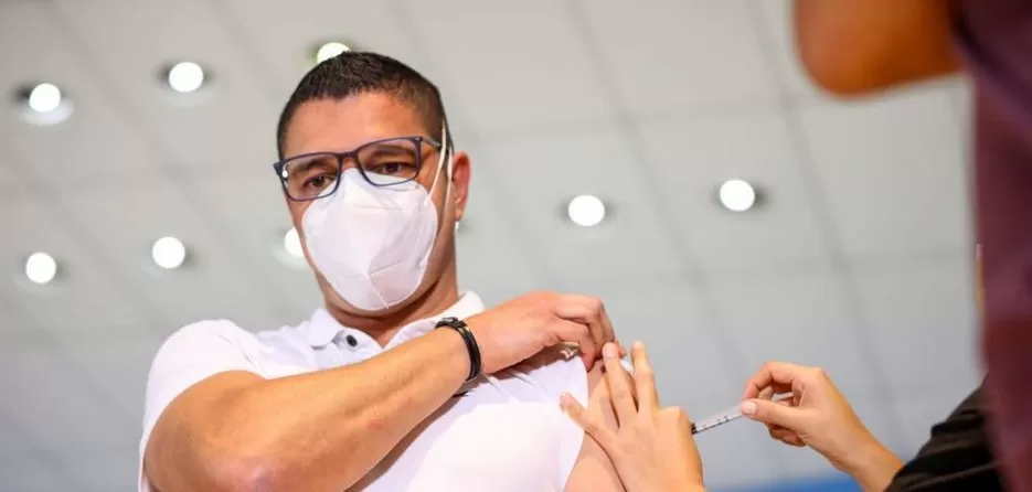 Para generar confianza ministro de salud de Costa Rica se vacuna con AstraZeneca