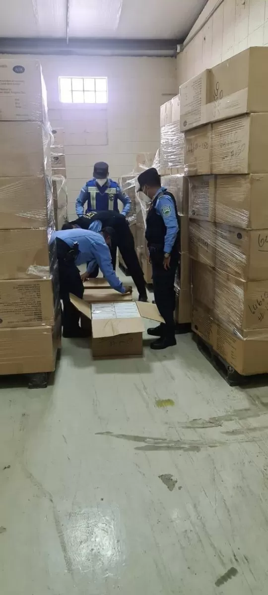 Policías hondureños decomisan mascarillas por ingreso ilegal
