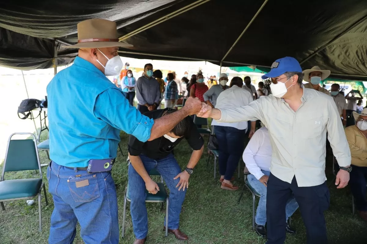 Presidente Hernández entrega financiamiento de Crédito Solidario a emprendedores de Olanchito