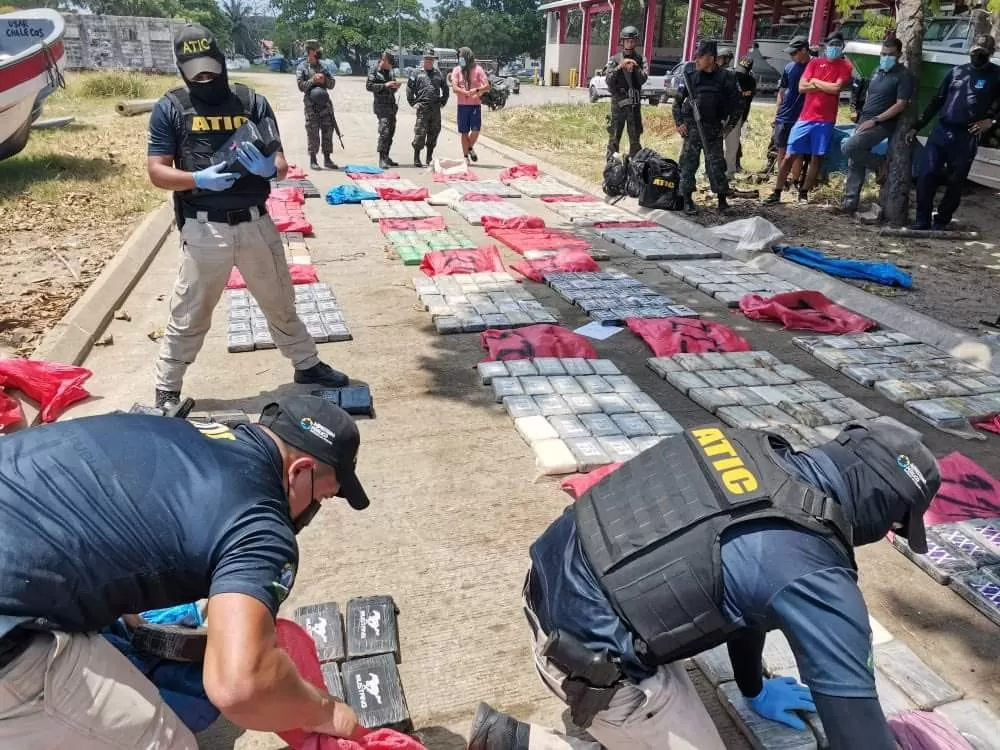 Prisión preventiva solicitará el MP en contra de dos capturados con 739 kilos de cocaína en una lancha en la Bahía de Trujillo, Colón