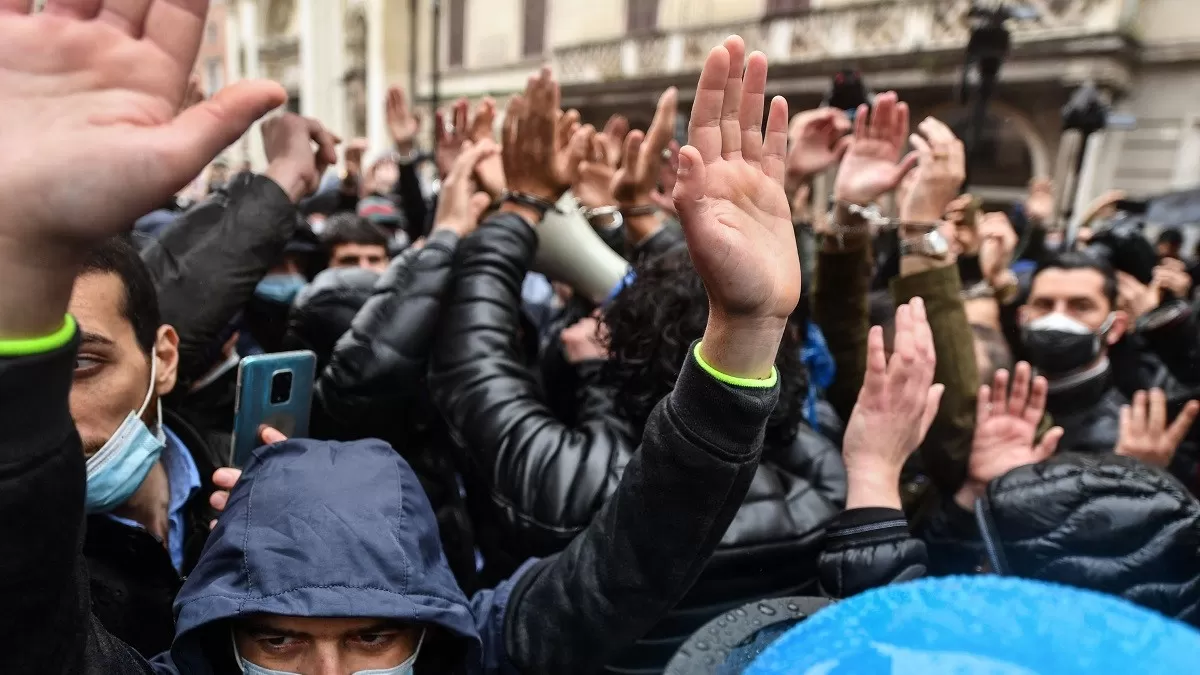 Protestas en Roma tras cierres de restaurantes a causa del covid-19