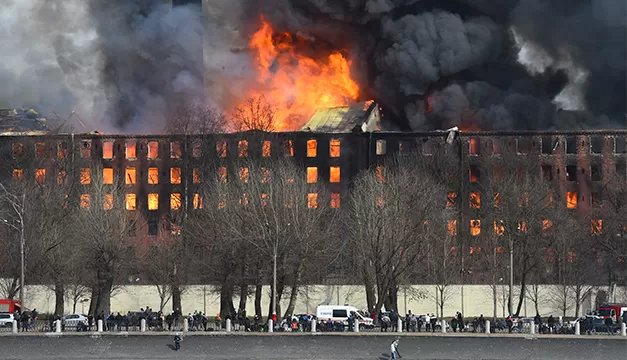 Rusia: incendio arrasa histórica fábrica del siglo XIX en San Petersburgo