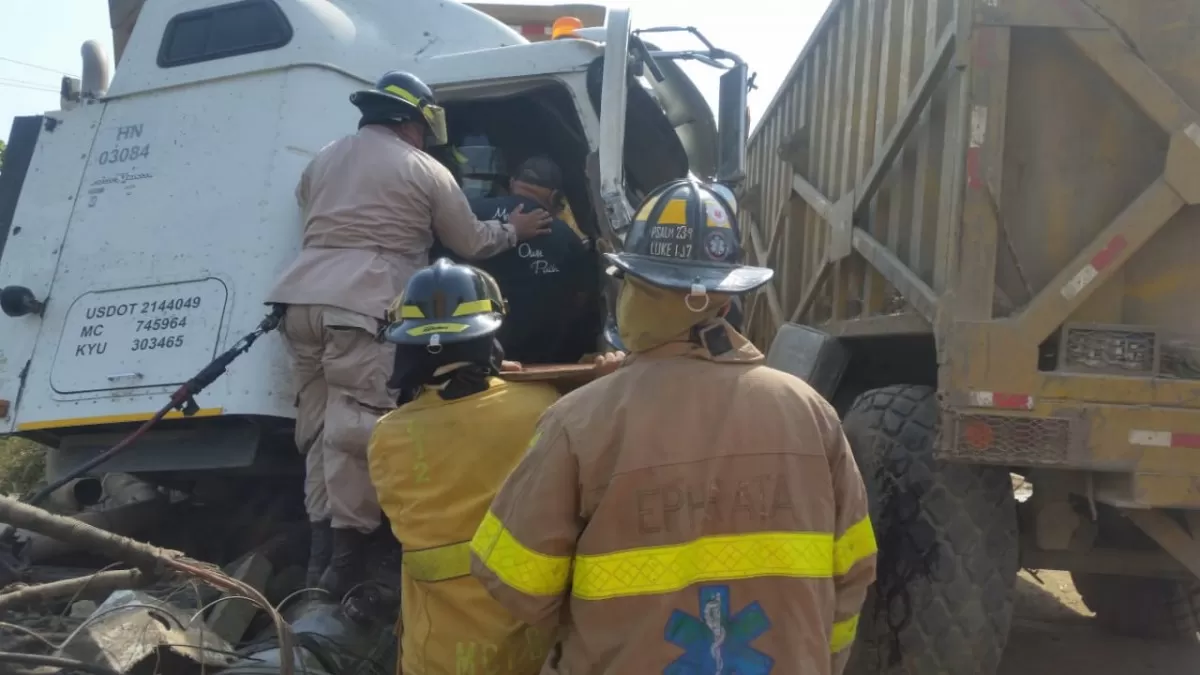 Una persona herida tras colisión entre dos camiones cañeros en La Lima, Cortés
