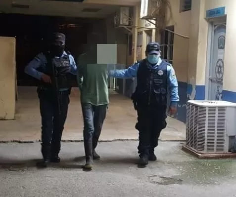 Agentes policiales capturan a un ciudadano por intento de parricidio