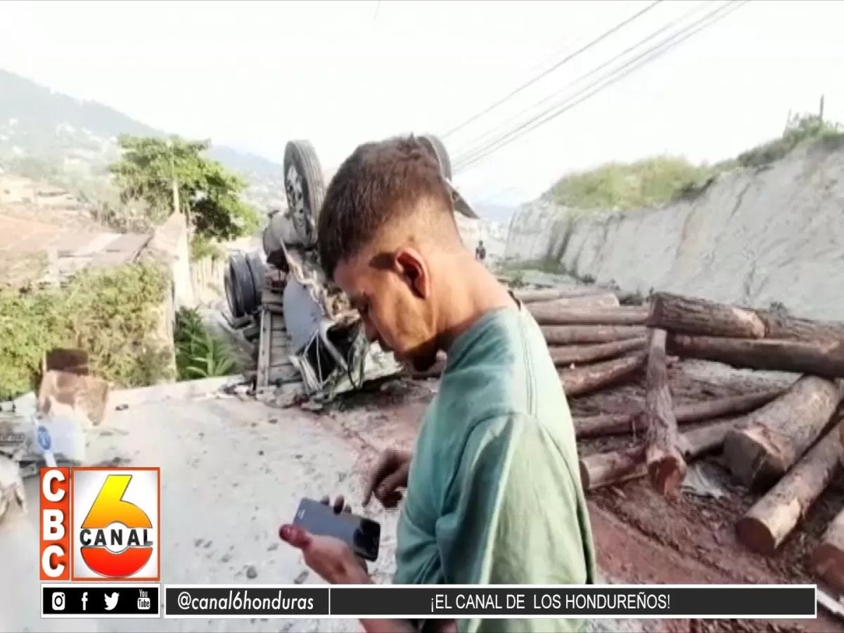 Camión con madera de pino provoca accidente en Santa Rosa de Copán