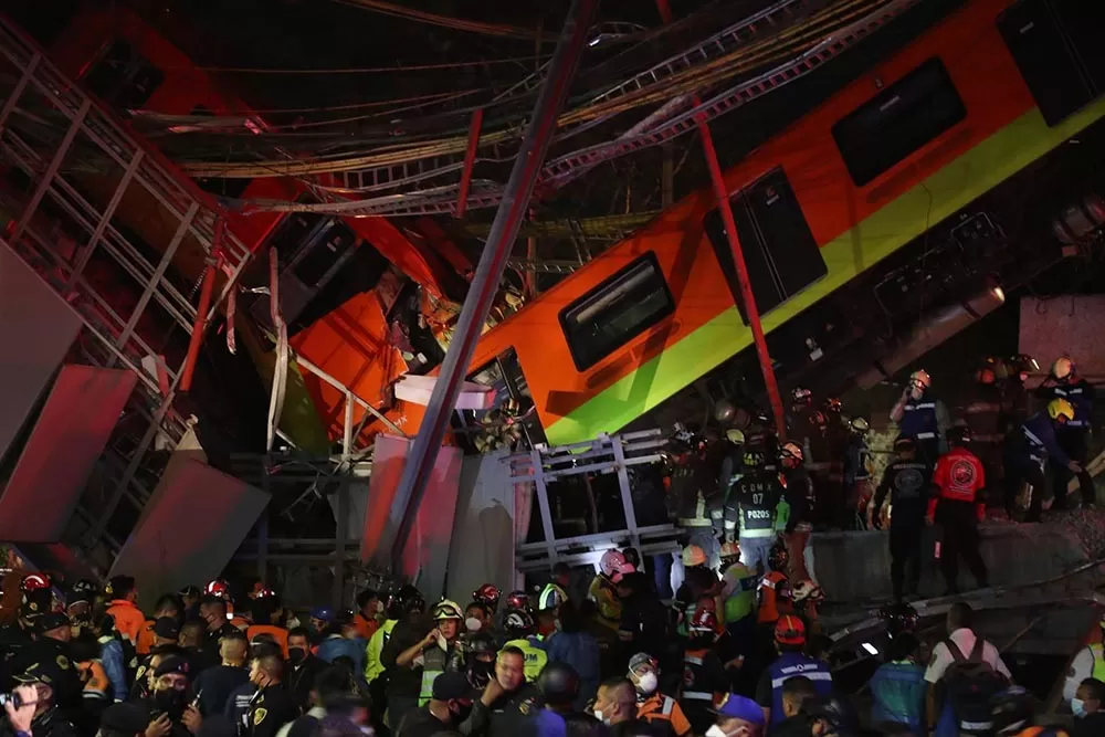 Cinco personas se mantienen desaparecidas tras el derrumbe del metro 12 en México