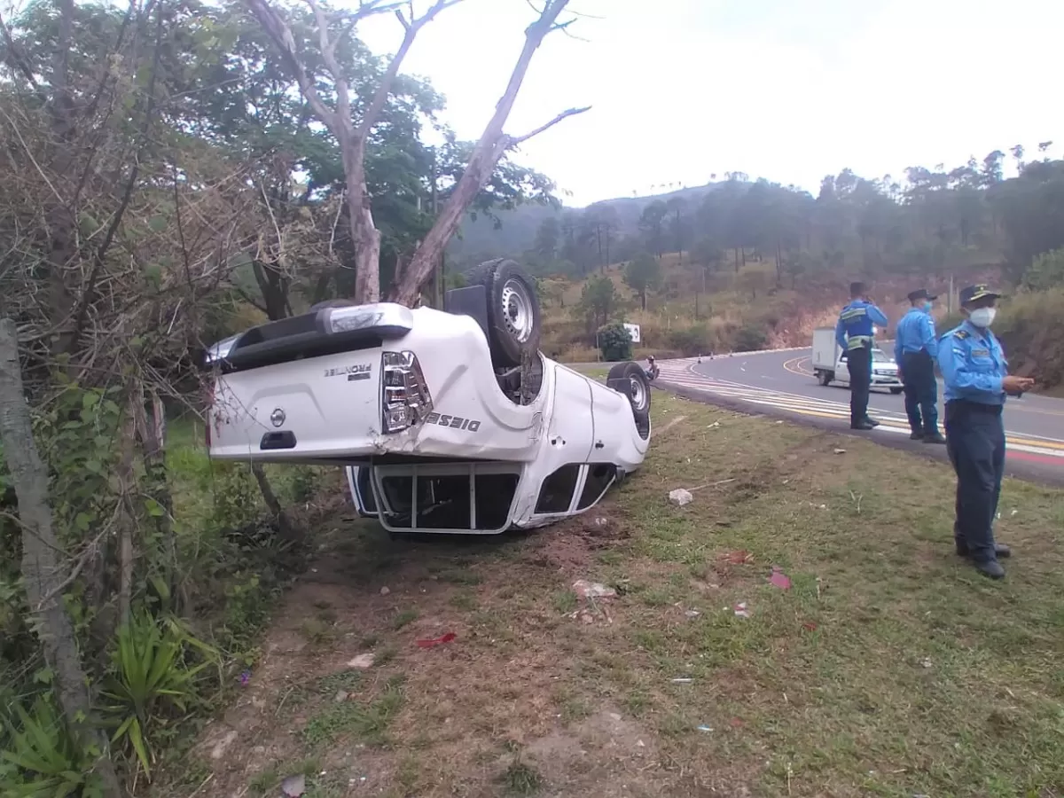 Dos personas heridas deja el volcamiento de un automóvil en Francisco Morazán
