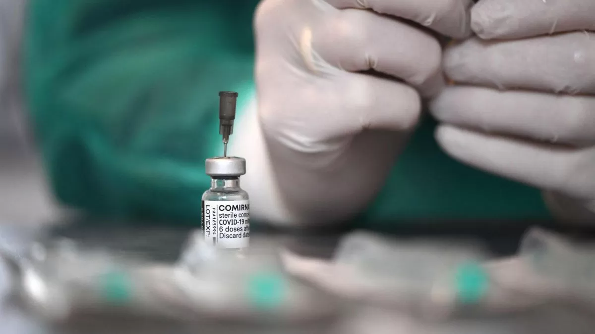 EMA aprueba el uso de la vacuna Pfizer en adolescentes y destaca la importancia de inocularse con la segunda dosis de AstraZeneca