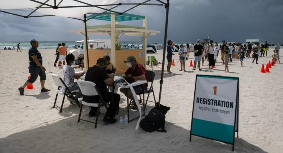 En las playas de Miami Beach turistas latinoamericanos reciben vacuna gratis contra el covid-19