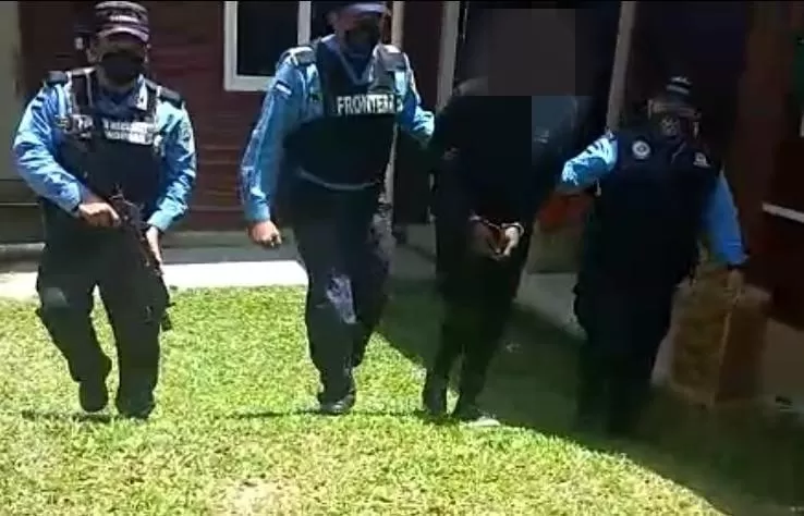 Miembros de la Policía llevan a cabo arresto de un individuo acusado de dar muerte a una fémina
