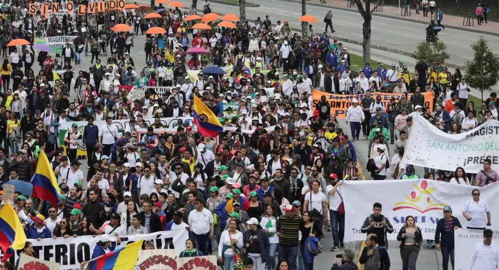 Miles de personas en Colombia protestan en favor de la paz