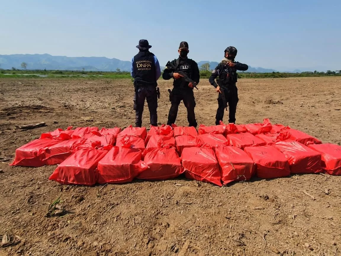 Policía Nacional reporta el hallazgo preliminar de 1.3 toneladas de supuesta droga enterrada en Colón