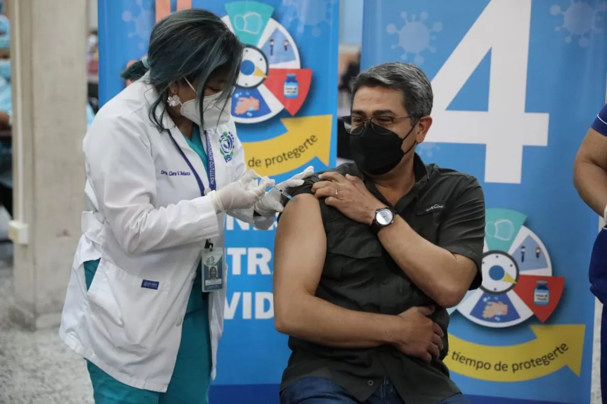 Presidente Hernández se vacuna contra el Covid-19 con AstraZeneca