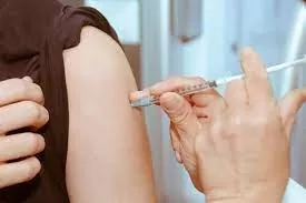 Salud informa que en los 9 puestos de vacunación fijos peatonales a partir de hoy se ha bajado el rango de edad