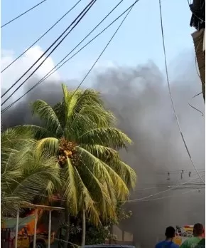 #ÚLTIMAHORA Vehículo impacta con vivienda y agarran fuego en Tocoa, Colón