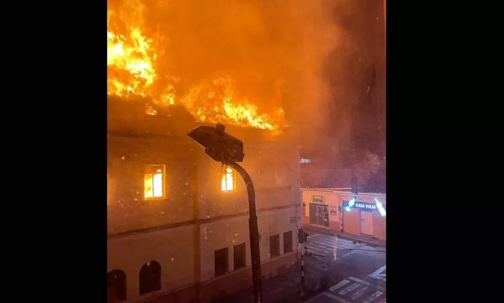 Una turba enfurecida incendia el Palacio de Justicia de la ciudad Tuluá en Colombia