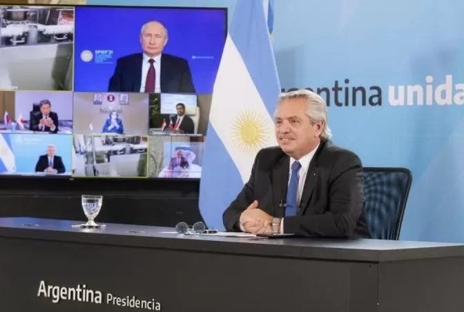 El presidente de Argentina Alberto Fernández anuncia la producción de más de 2 millones de vacunas SPUTNIK-V
