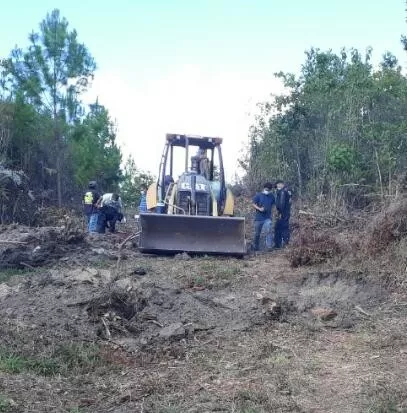 Fiscalía del Medio Ambiente detiene a tres ciudadanos utilizando una retro excavadora dentro de la zona núcleo de La Tigra