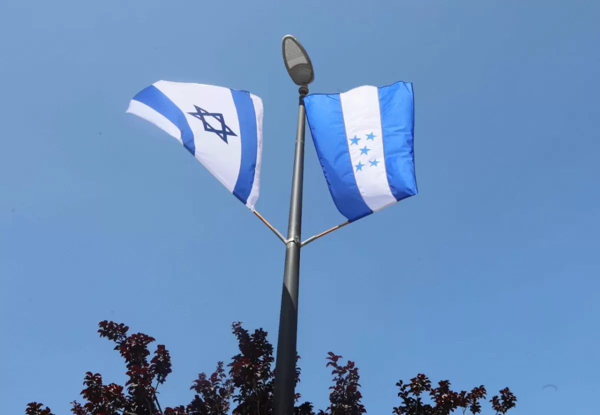 La bandera de Honduras ya flamea en su nueva embajada en Jerusalén