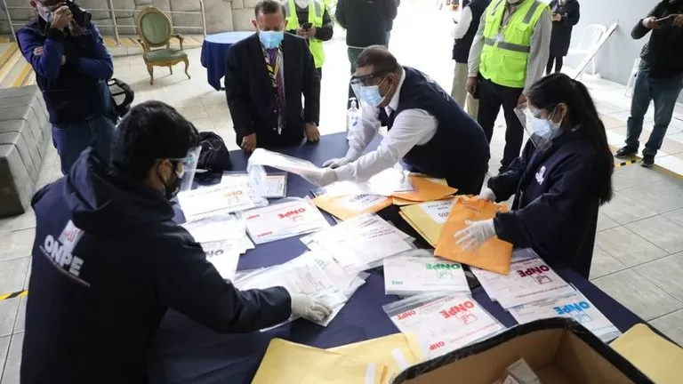 Llegan a Perú las actas electorales de los votos en el exterior