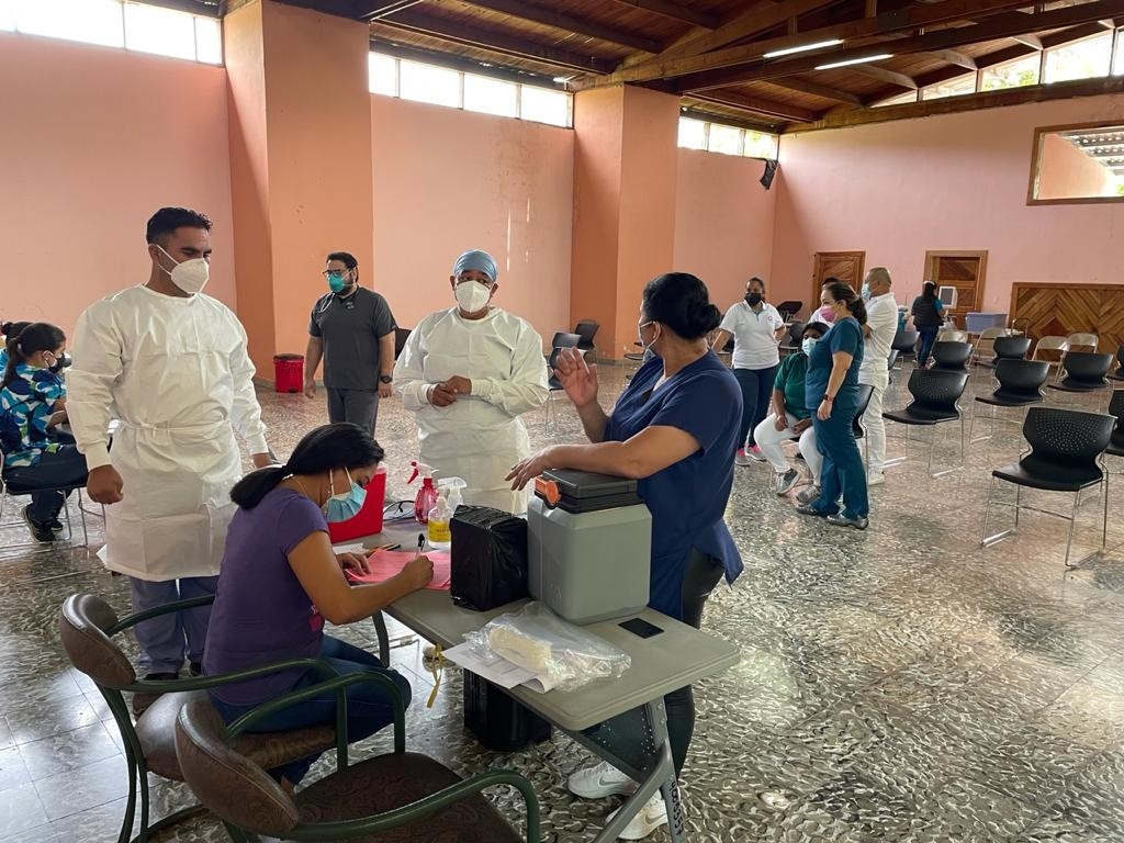 Pacientes del Hospital Santa Rosita reciben su primera dosis de vacuna anticovid-19