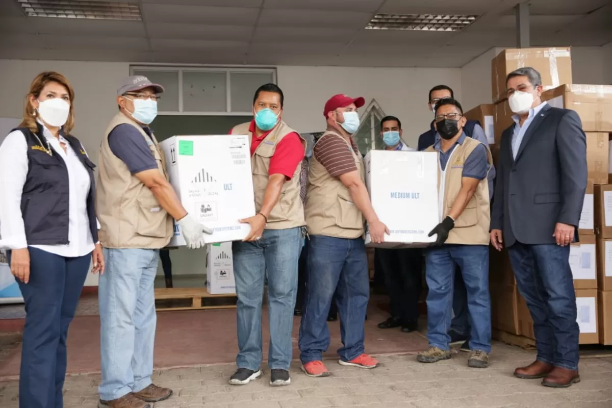 Presidente Hernández y ministra de Salud reciben primeras 59.670 vacunas de Pfizer