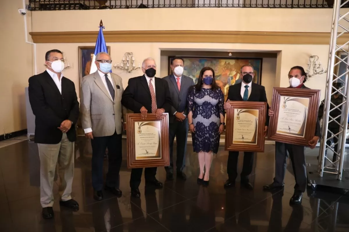 53 entrega de los Premios Nacionales: Gobierno galardona a tres connotados hondureños en las áreas de Ciencia, Arte y Literatura