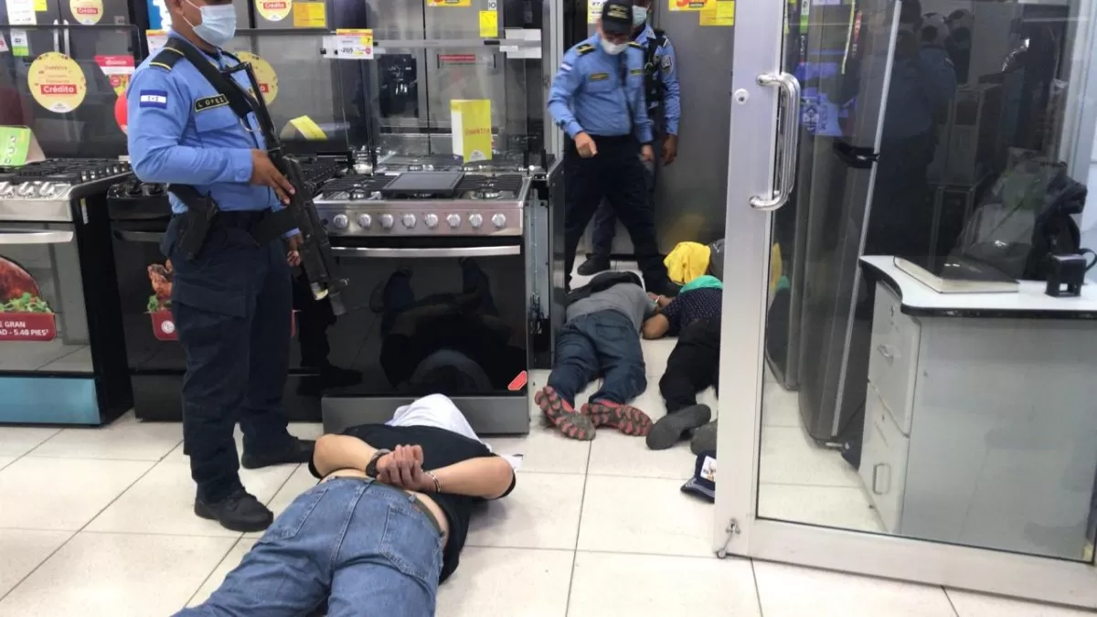 Agentes policiales frustran asalto a tienda comercial en El Progreso