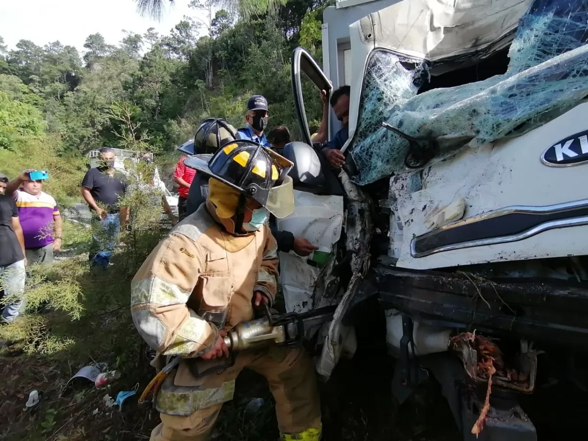 Camión choco contra un árbol en la carretera hacia Gracias, Lempira a la altura de La Majada