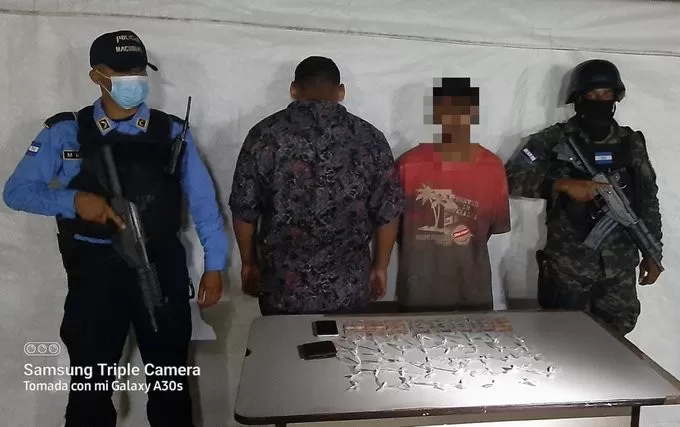 Dos presuntos miembros de la Pandilla 18 son detenidos con supuesta droga en Cortés