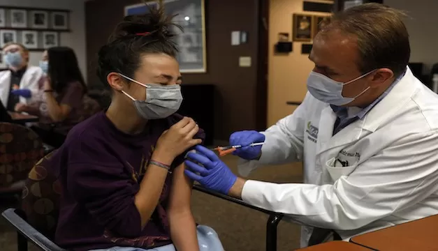 El Salvador vacunará a mayores de 12 años