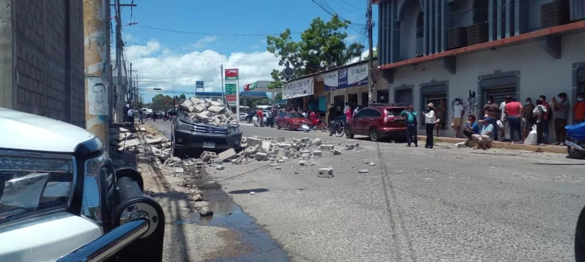 Fallece mujer embarazada al caerle el muro de una construcción en pleno centro de la ciudad de Choluteca