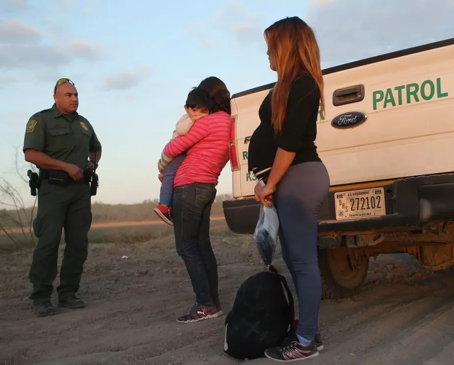 ICE dejará de detener a inmigrantes embarazadas, lactantes y posparto
