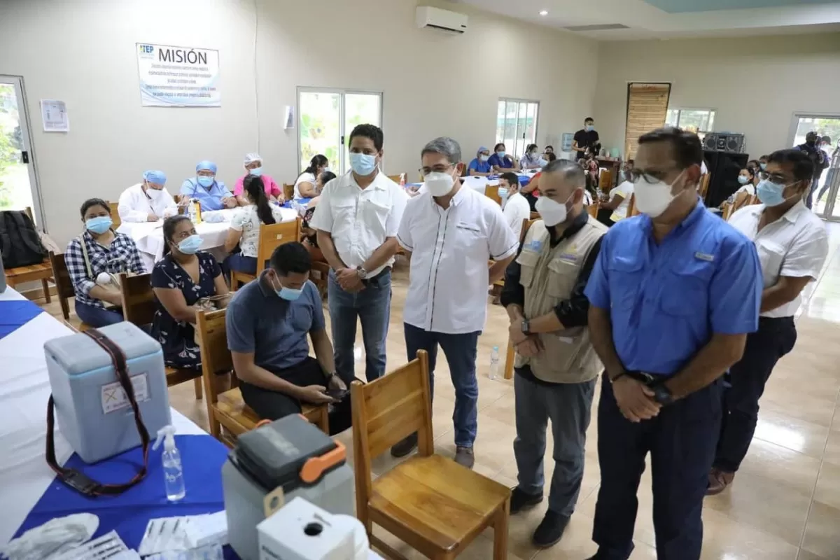 Maestros, productores y mototaxistas se vacunan contra la covid-19 en El Negrito