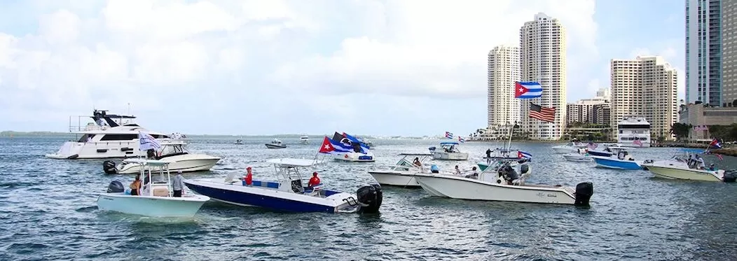 Parte de Miami flotilla de botes de cubanoamericanos en apoyo a los cubanos que piden libertad