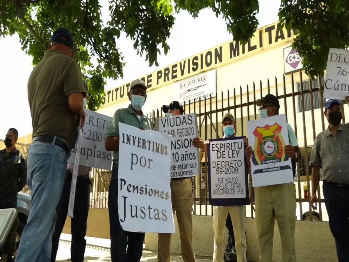 Pensionados protestan por supuesta malversación de fondos en el IPM