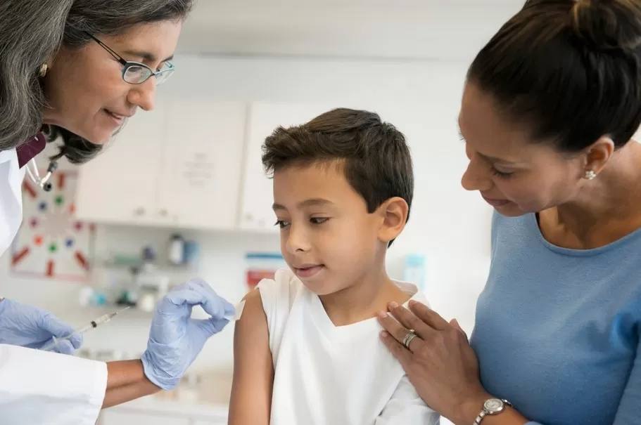 Pfizer y Moderna ampliarán pruebas de vacuna COVID en niños