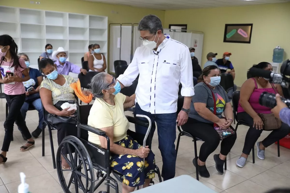 Presidente Hernández supervisa vacunación en Ciudad Mujer Choloma
