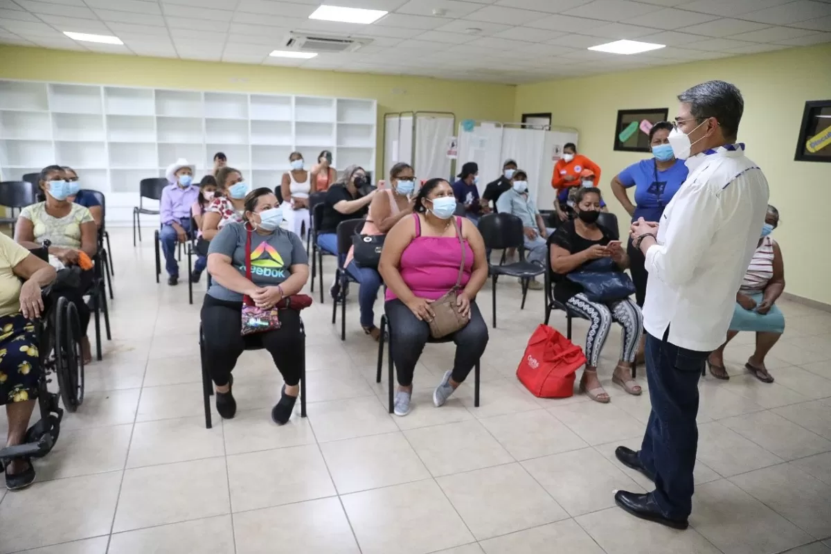 Presidente Hernández supervisa vacunación en Ciudad Mujer Choloma