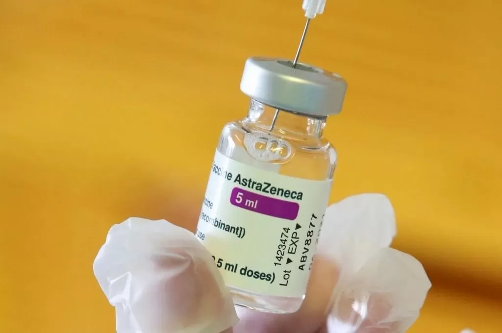 ¿Qué vacunas se pueden mezclar con la primera dosis de AztraZeneca?