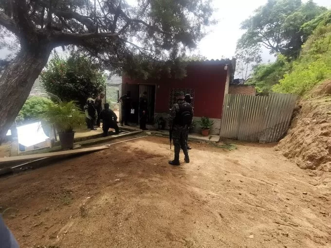 Tres detenidos y armas decomisadas dejan allanamientos en Danlí